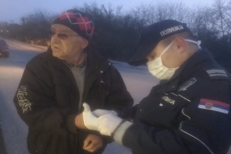 Најстарији суграђани обавили куповину и подигли пензије
