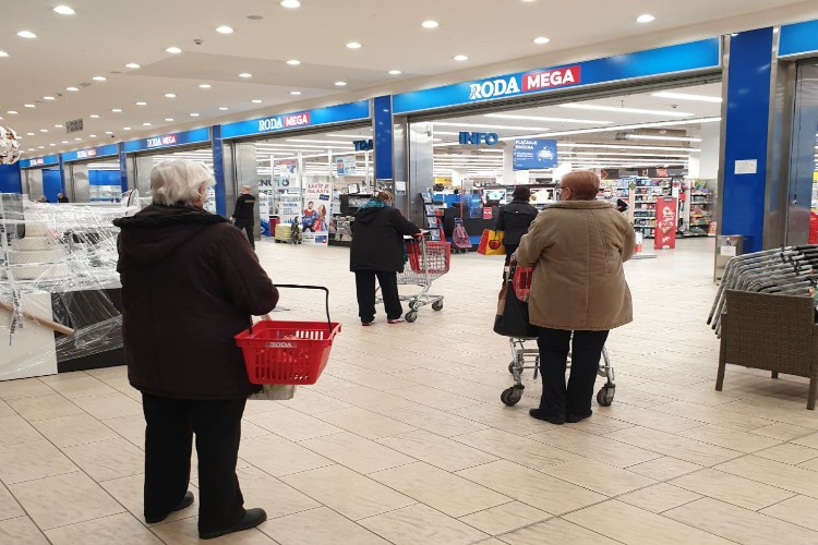 Најстарији суграђани обавили куповину и подигли пензије