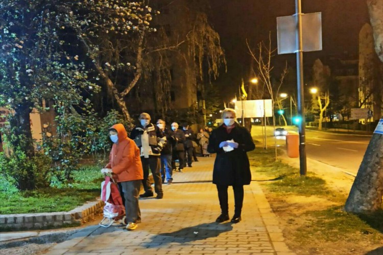 Најстарији суграђани обавили куповину и подигли пензије