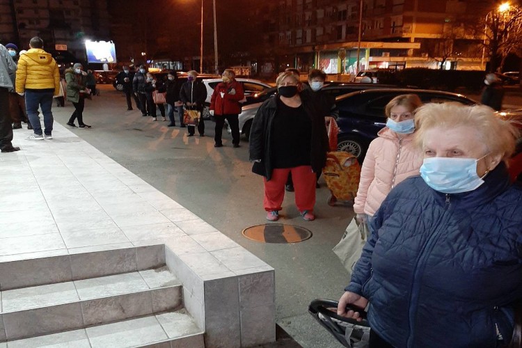 Најстарији суграђани обавили куповину и подигли пензије