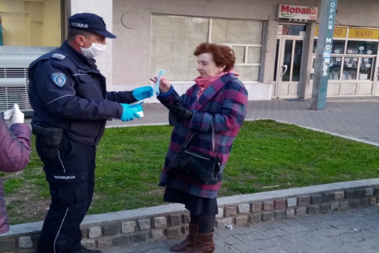 Најстарији суграђани обавили куповину и подигли пензије