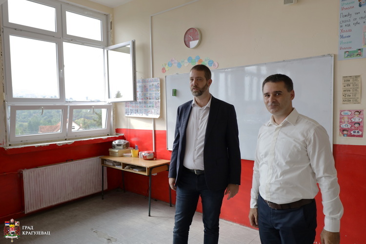 Градоначелник Никола Дашић обишао радове у школи Милоје Симовић у Драгобраћи