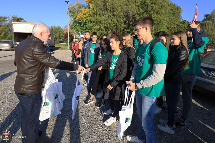 Добровољна акција чишћења и уређења меморијалног парка у Шумарицама