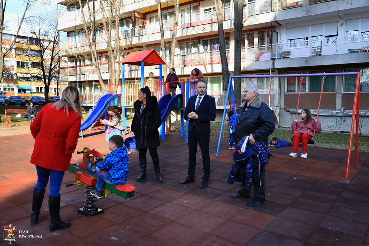 Нема лепшег начина да се заврши радна година него отварањем још једног дечијег игралишта