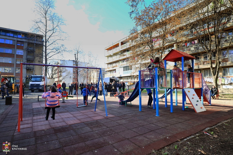 Нема лепшег начина да се заврши радна година него отварањем још једног дечијег игралишта