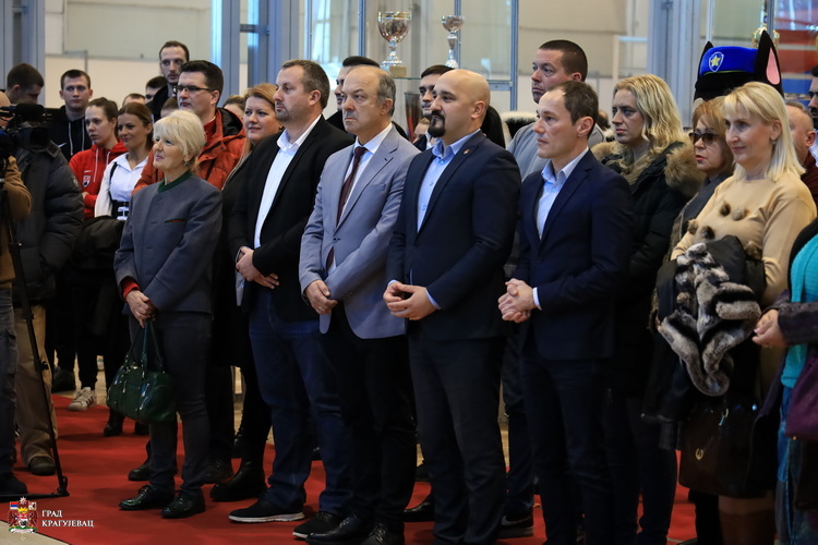 Дечји сајам „Зимска чаролија“, која се под слоганом „Мој град, мој клуб“ одржава од 23 – 25. децембра отворена је у присуству великог броја најмлађих Крагујевчана.