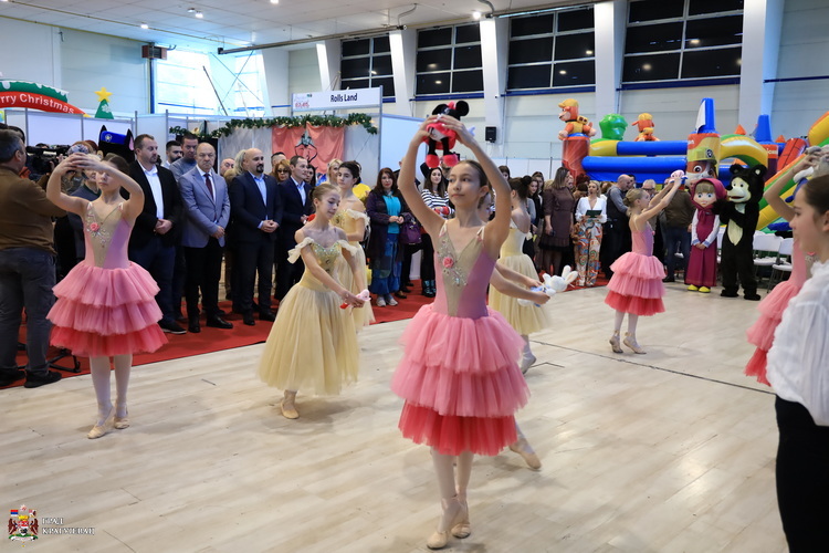 Дечји сајам „Зимска чаролија“, која се под слоганом „Мој град, мој клуб“ одржава од 23 – 25. децембра отворена је у присуству великог броја најмлађих Крагујевчана.