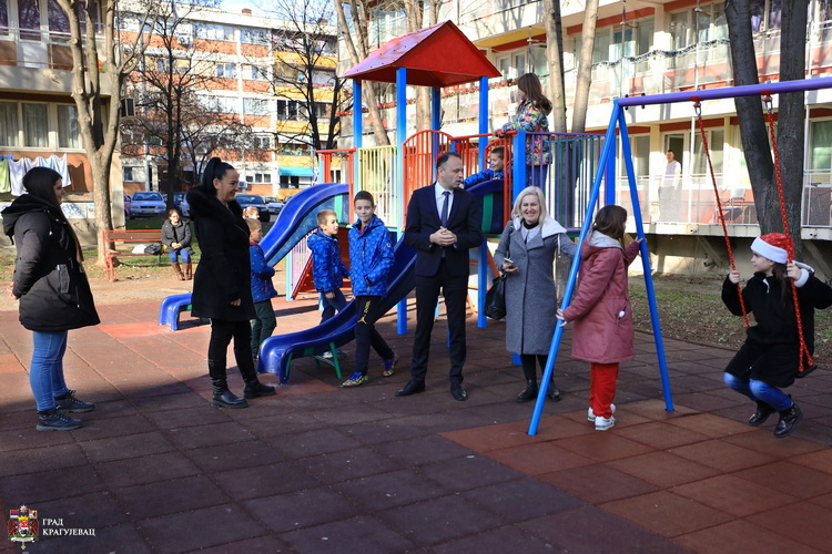 Нема лепшег начина да се заврши радна година него отварањем још једног дечијег игралишта