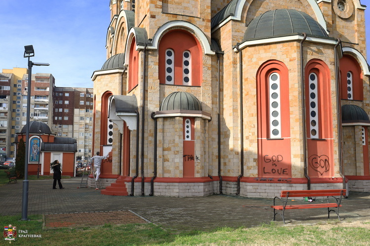 Vandalizam u porti kragujevačke crkve Sveti Sava