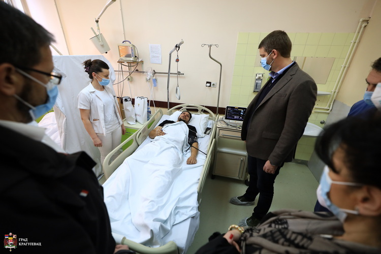 Повређеног радника ЈКП Шумадије обишао градоначелник Никола Дашић