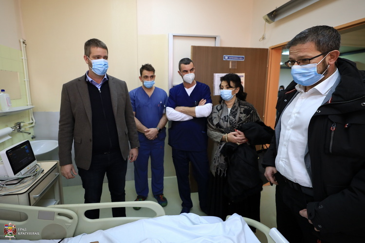 Повређеног радника ЈКП Шумадије обишао градоначелник Никола Дашић