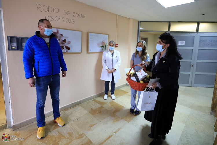 Поклон честитка за прву бебу у Новој години по јулијанском календару